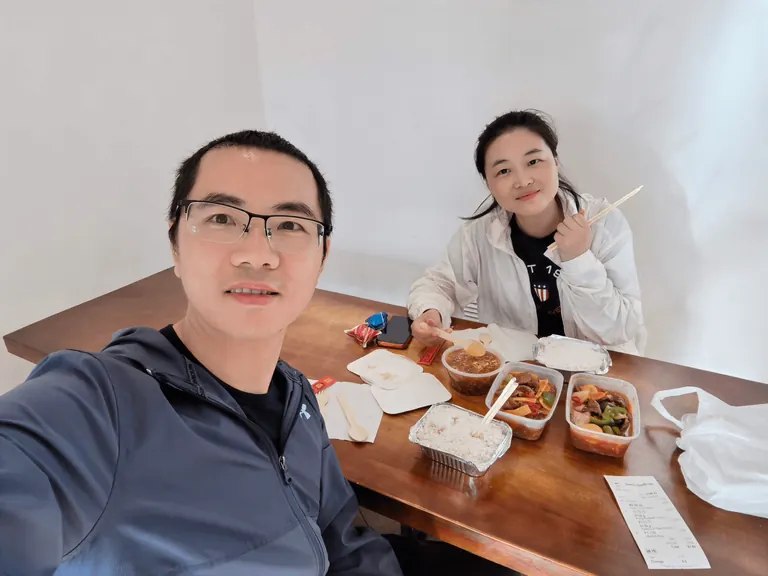 Martin 与 Spring 在晚餐桌边自拍,桌上有简单食物。