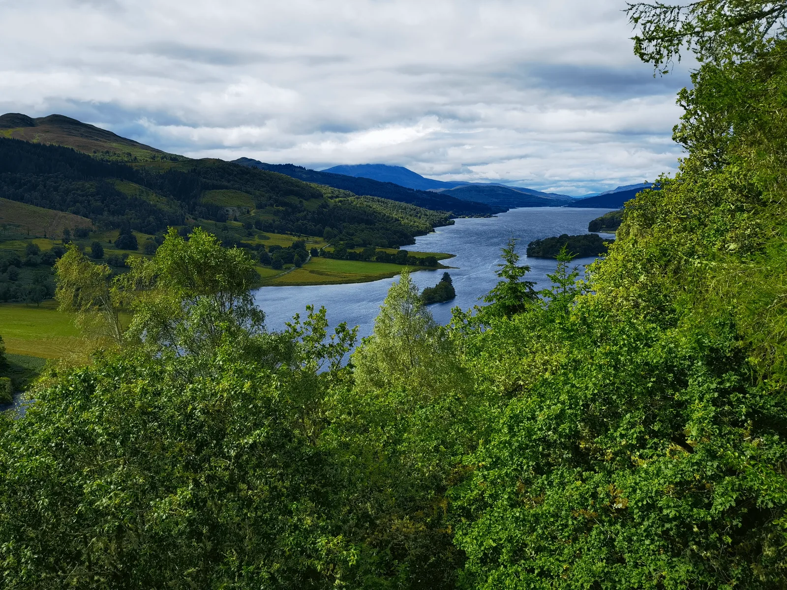 Queen's View 观景台向西望向 Loch Tummel,湖面被两岸山体收窄,远处是高地山群