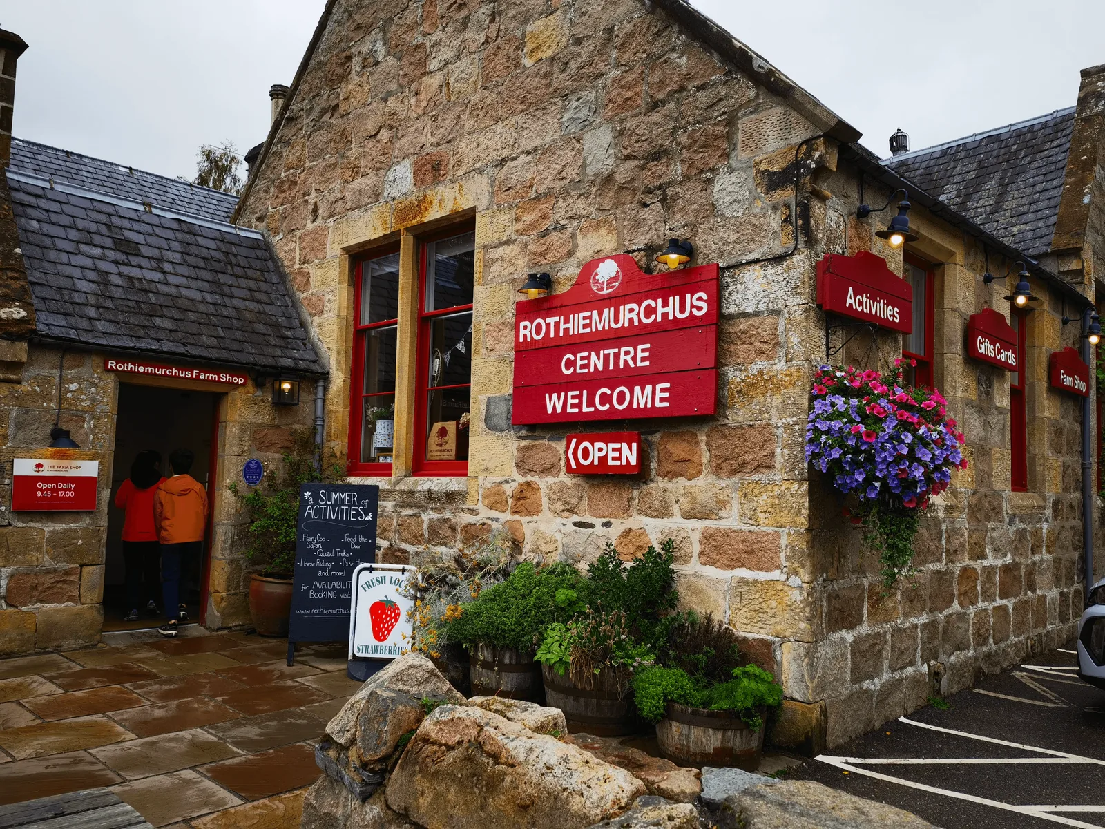 Rothiemurchus Centre 石砌外墙与 Farm Shop 红色招牌