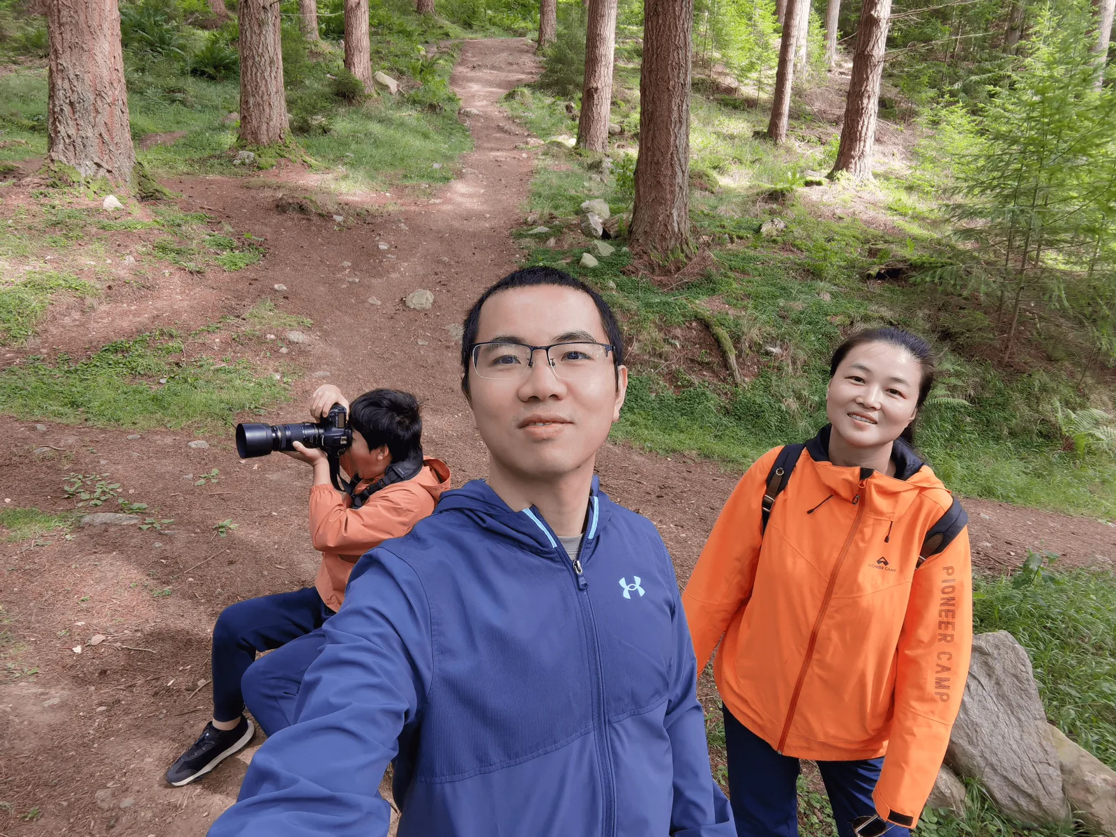 观景台以下未标示的陡坡,泥土与草根覆盖