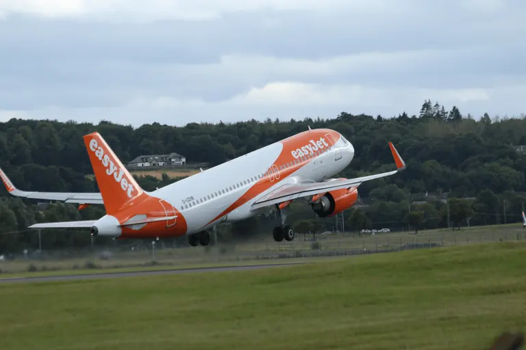easyJet 客机 G-UZHR 大角度起飞,起落架仍在放下。