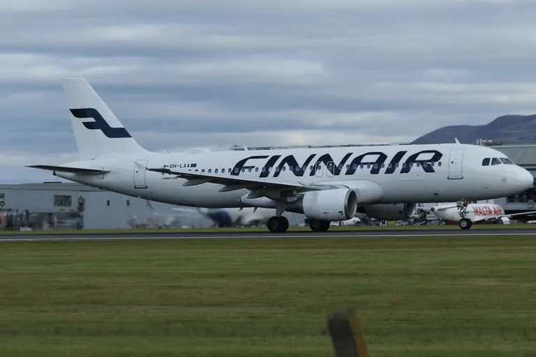 Finnair Airbus A320 OH-LXA 侧影,后方可见 Malta Air。