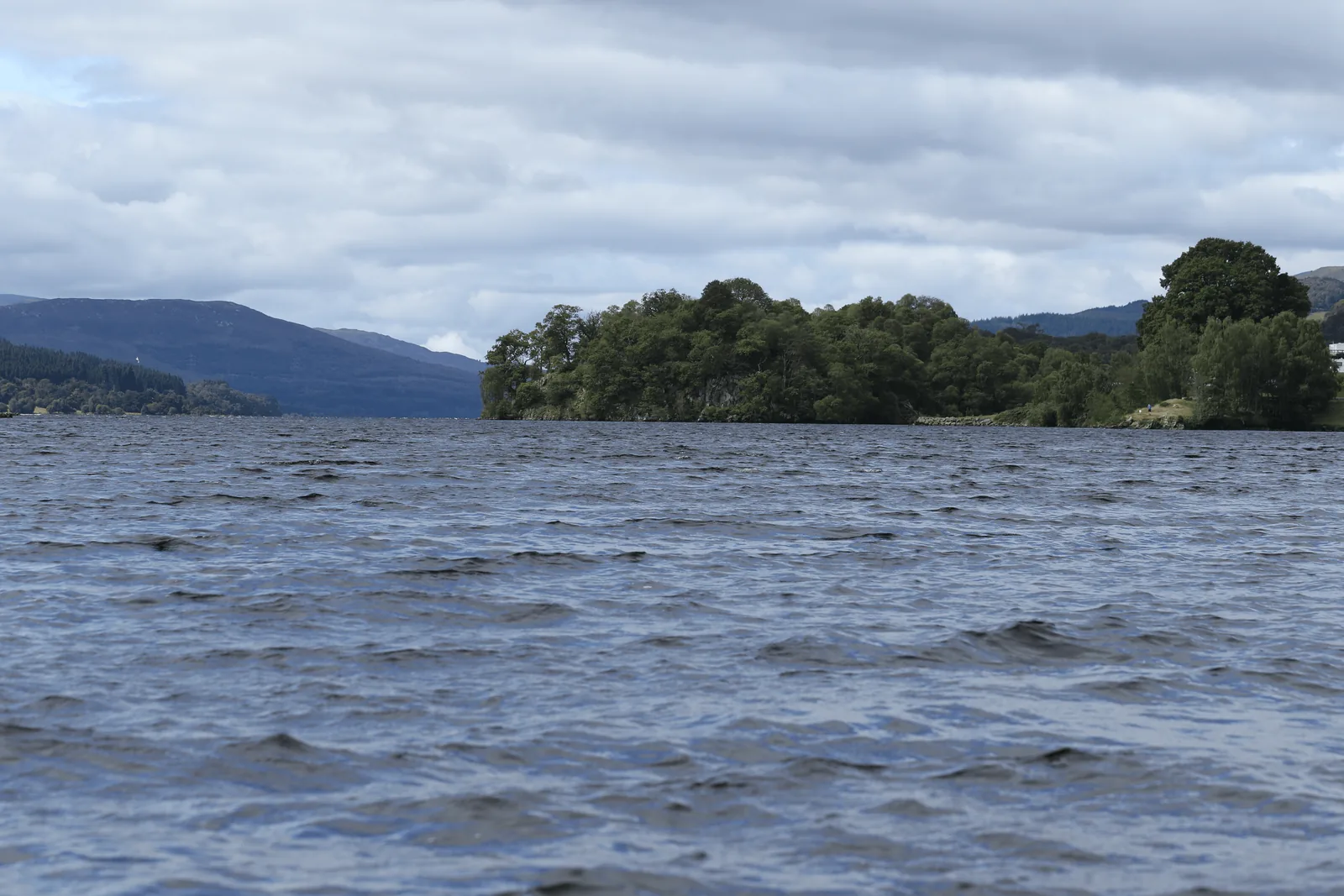 Loch Tummel 岸边的水线、石块与对岸山体