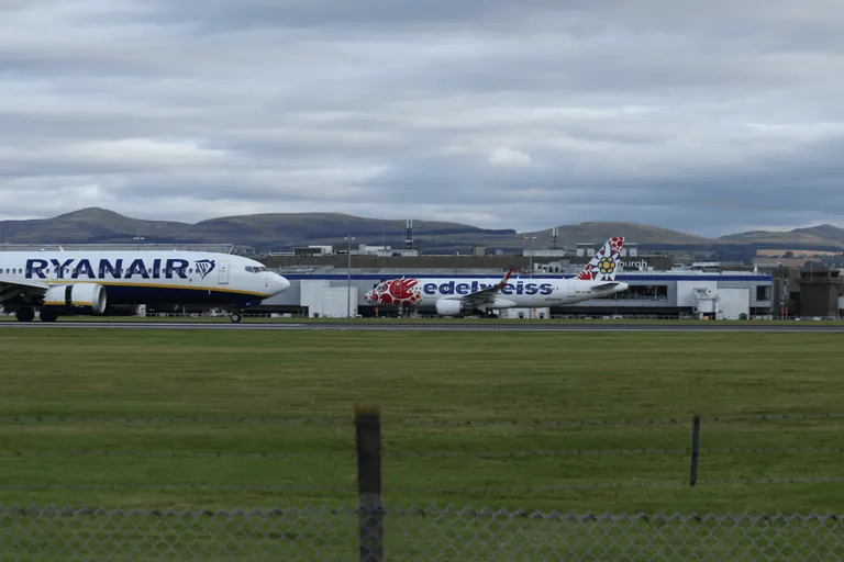 近处 Ryanair 机头与后方 Edelweiss,航站楼可见 Edinburgh 字样。