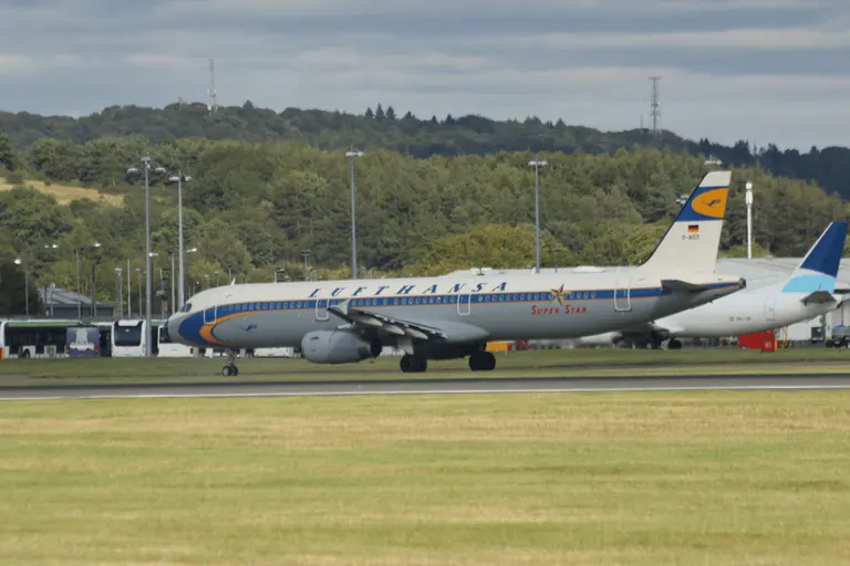 汉莎航空 Super Star 复古涂装 A321 D-AISZ 侧影,机身写有 Super Star。