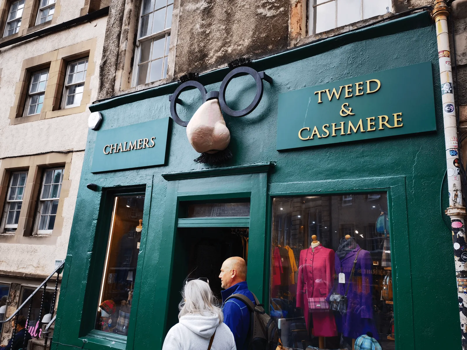 Victoria Street 街边的 Tweed 与 Cashmere 店面。