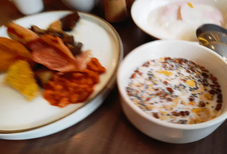 早餐桌上的英式早餐与谷物碗。
