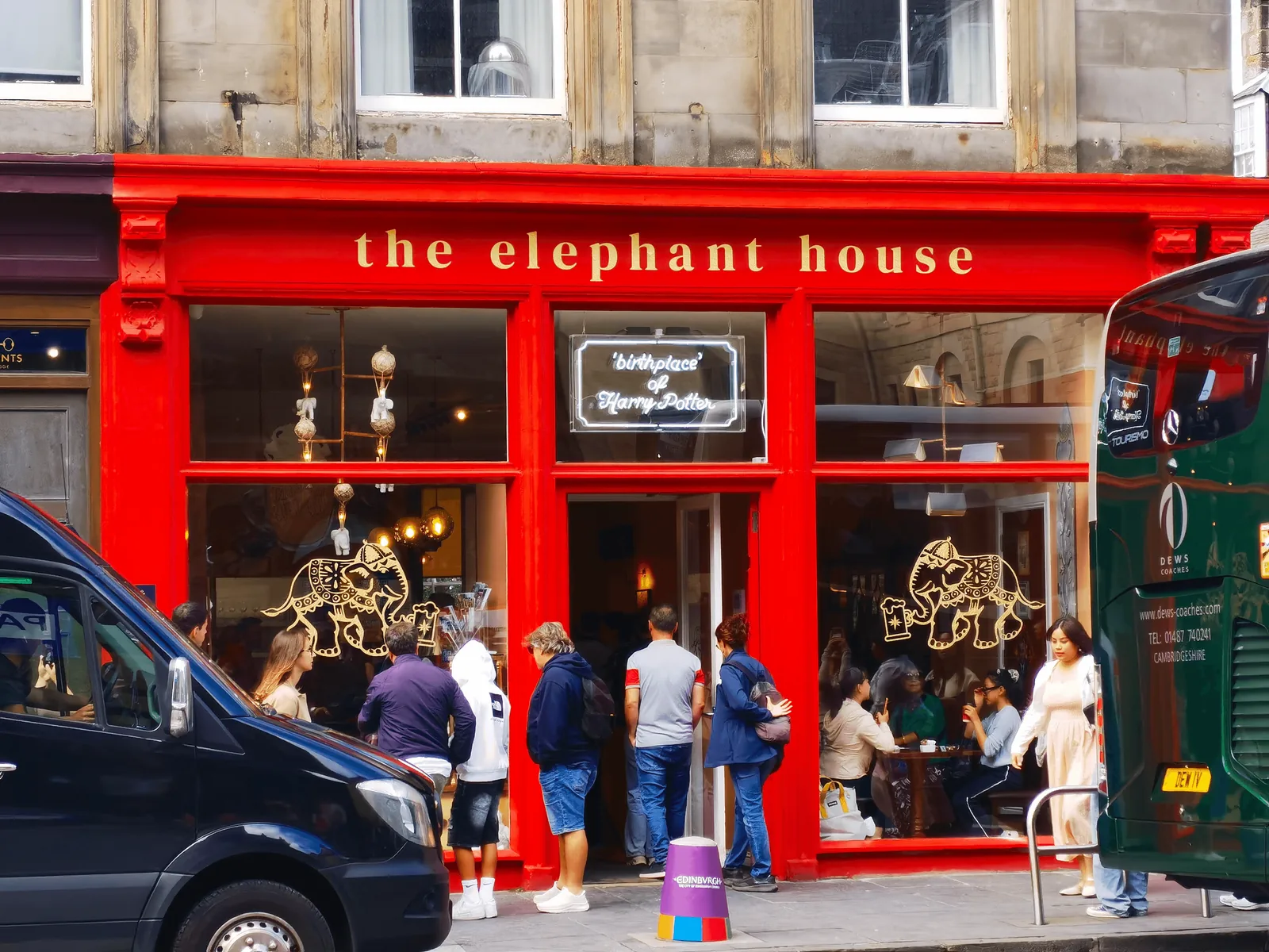 The Elephant House 红色店面、橱窗里的大象装饰与门前行人