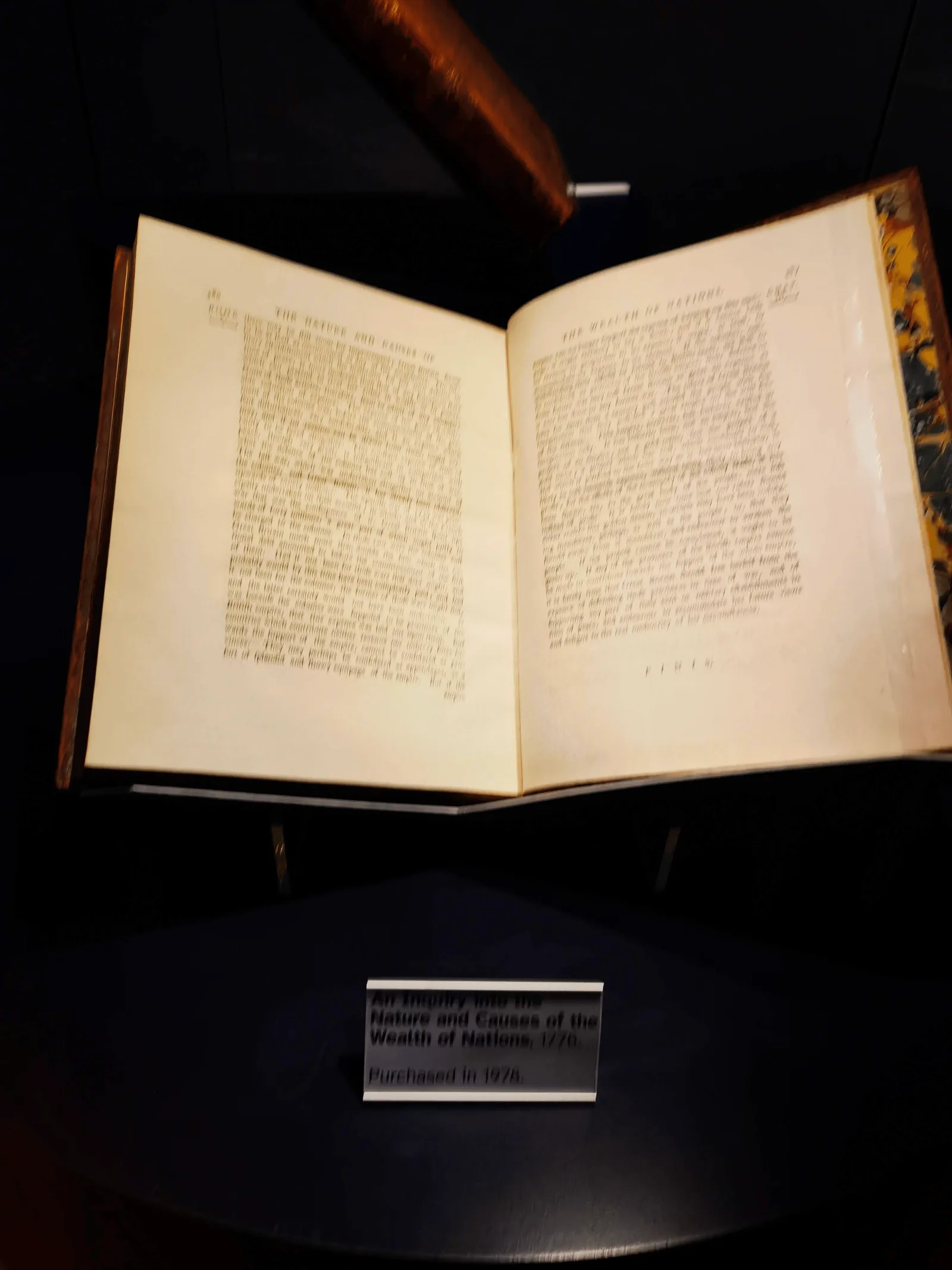National Library of Scotland 展柜中陈列的《The Wealth of Nations》,配有说明标签
