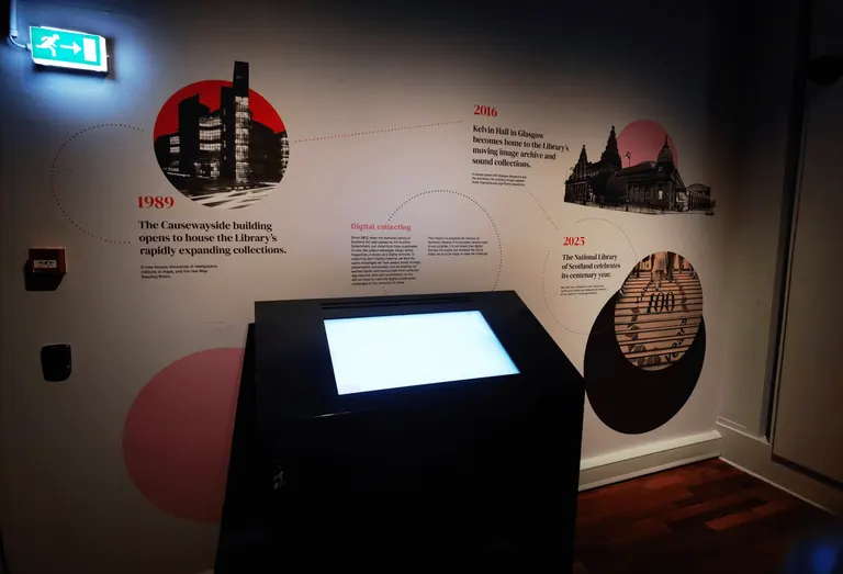 国家图书馆展览中的馆史时间线与互动展台。