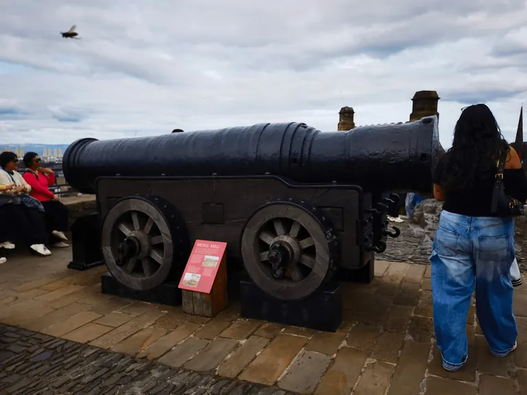 城堡露台上的 Mons Meg 巨型攻城炮。