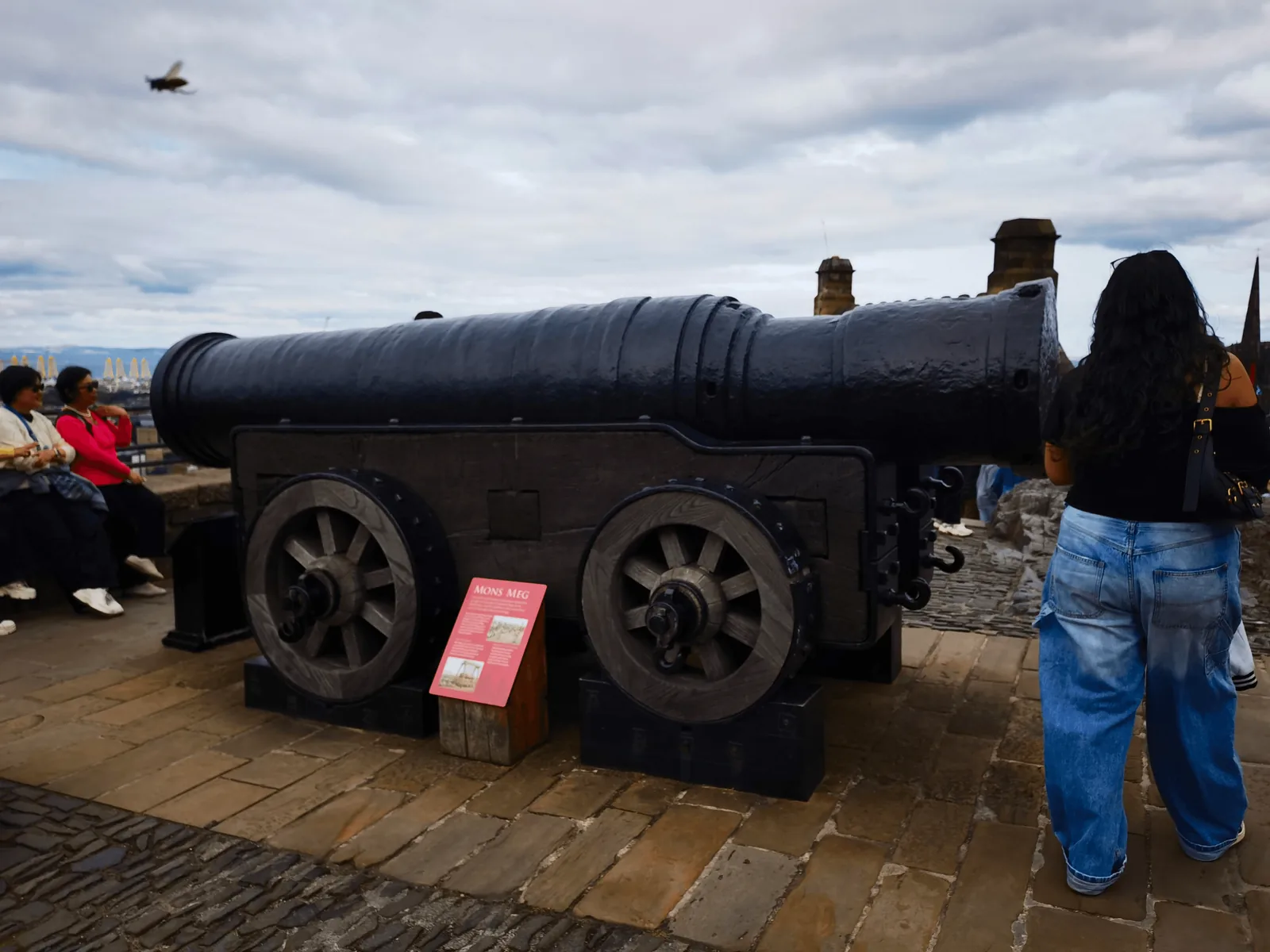 城堡露台上的 Mons Meg 巨型攻城炮。