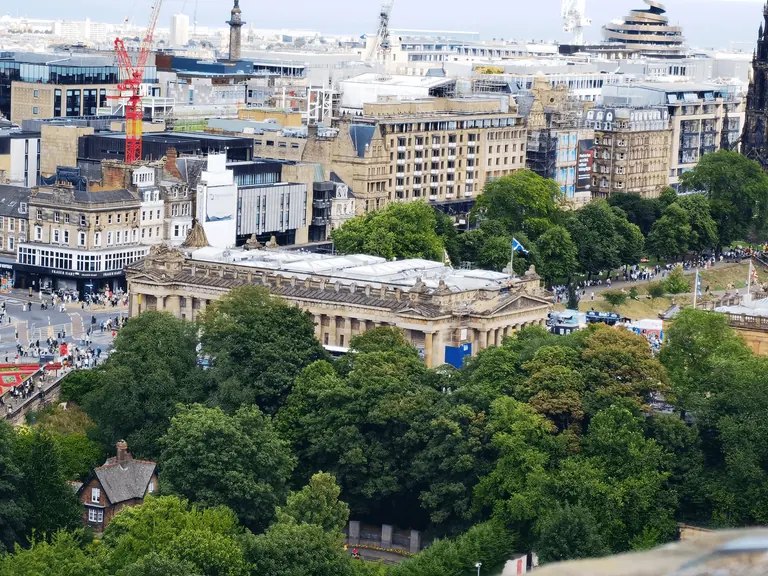 从城堡高处俯瞰 Princes Street Gardens 与城市天际线。
