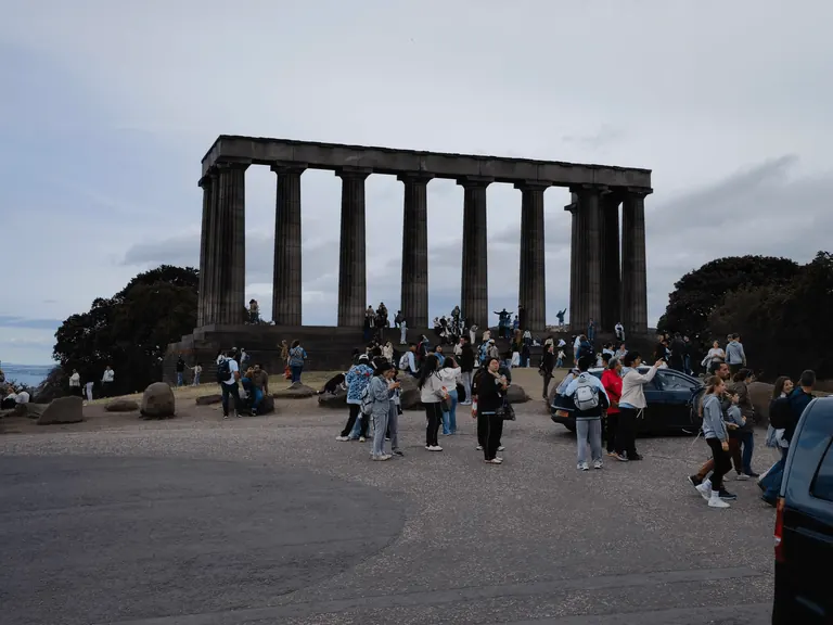 Calton Hill 上未完成的 National Monument 十二根石柱。