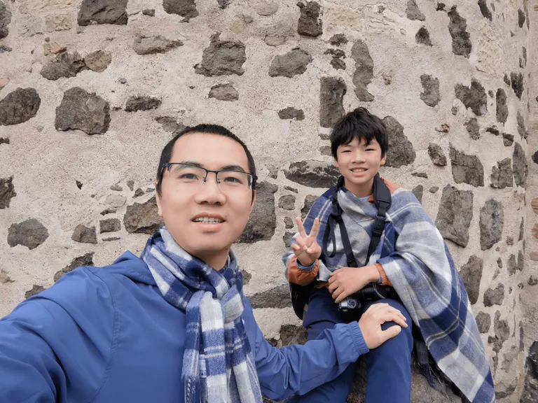 Calton Hill 等待期间,Feynman 靠在石墙边,长焦相机留在手边。