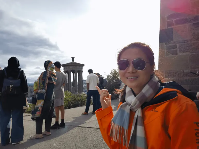 Spring 在 Calton Hill 上与 National Monument 合影。