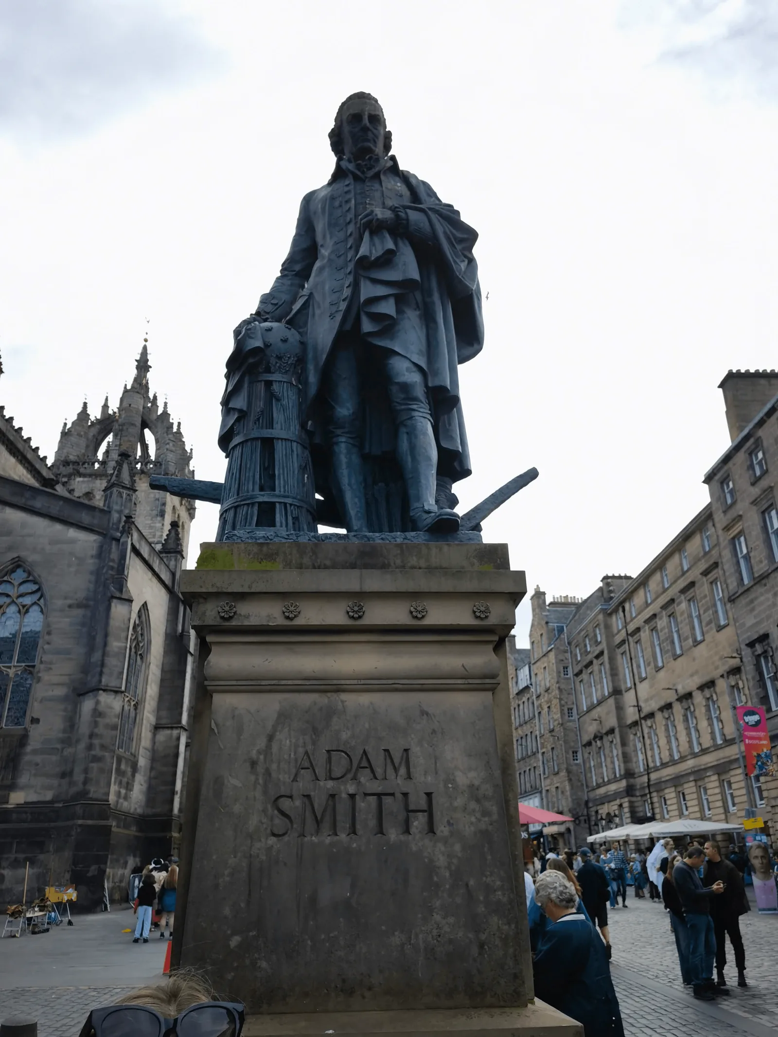 皇家英里上的 Adam Smith 雕像与基座。