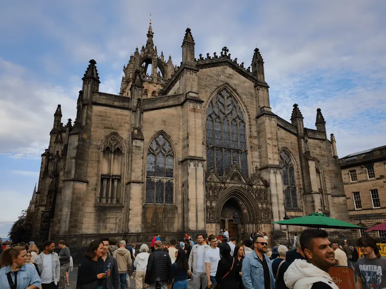 St Giles’ Cathedral 正立面与街上人群。