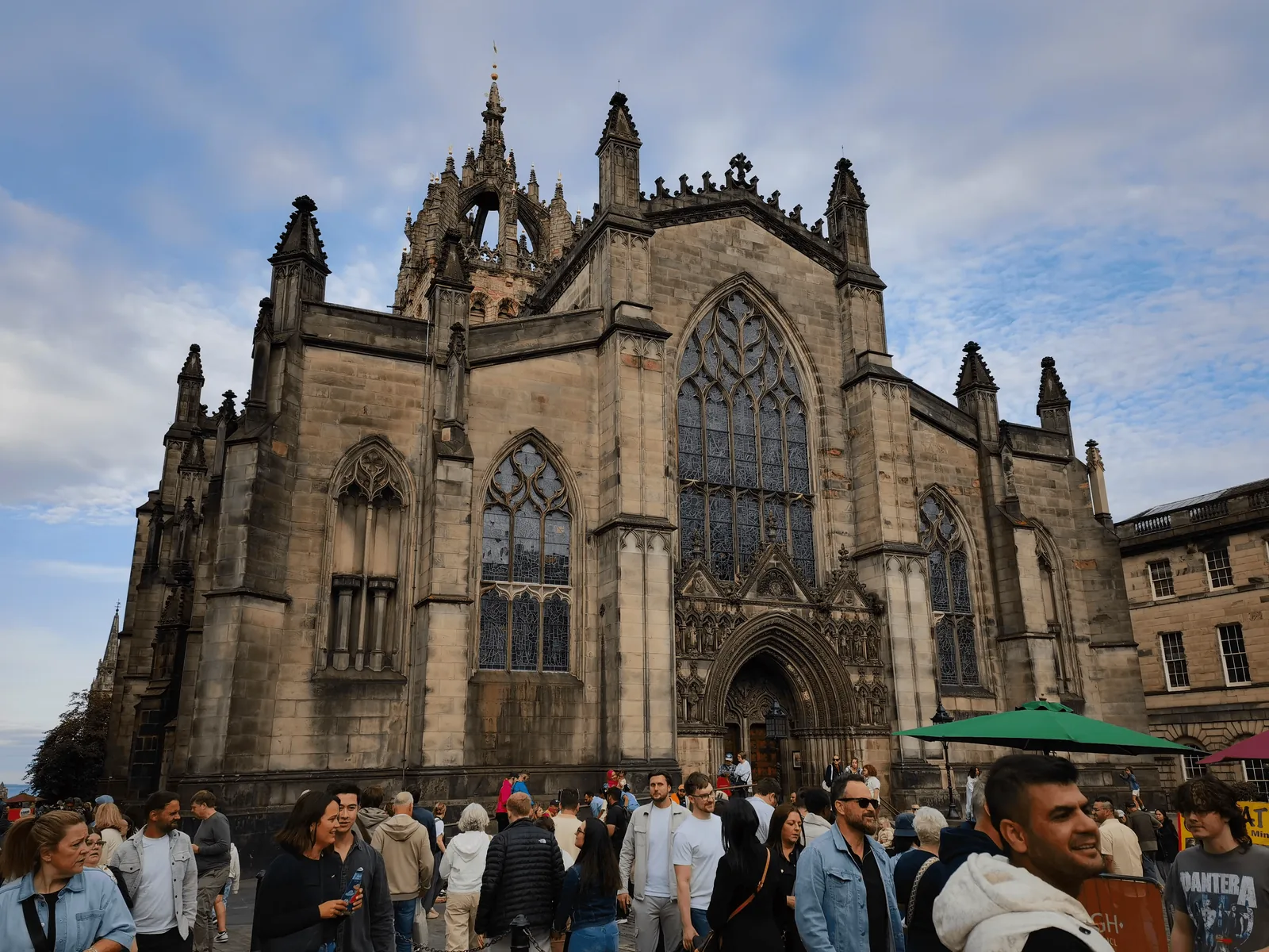 St Giles’ Cathedral 正立面与街上人群。