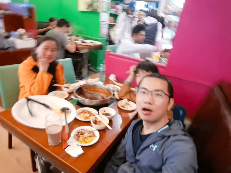 Martin、Spring 与 Feynman 在火锅店餐桌旁合影。
