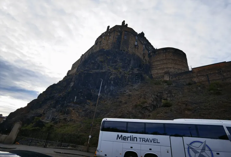 傍晚从街道仰望 Castle Rock 与爱丁堡城堡。