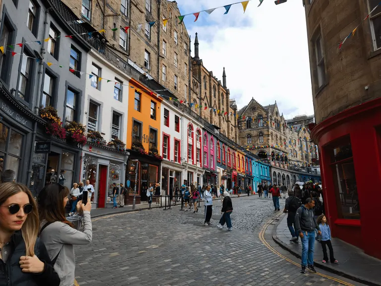 Victoria Street 弯曲街道、彩色店面与上层石建筑。