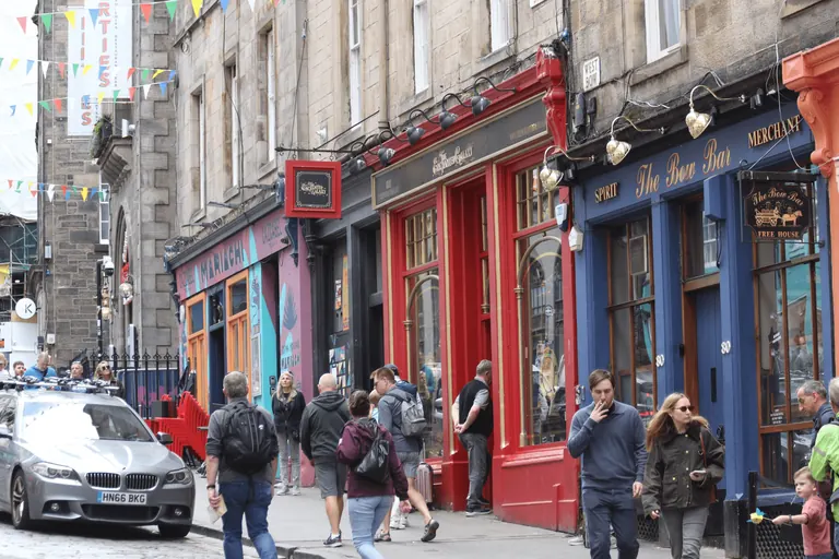 Victoria Street 彩色店面与步行人群。