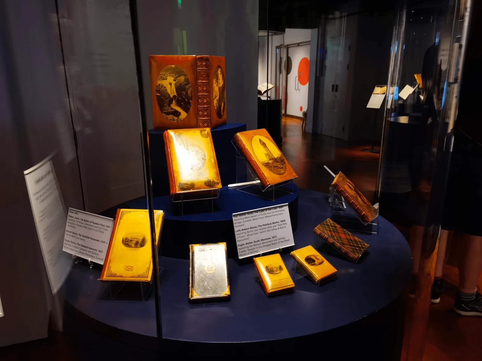 国家图书馆展柜中的书籍、印刷品与馆藏文献。