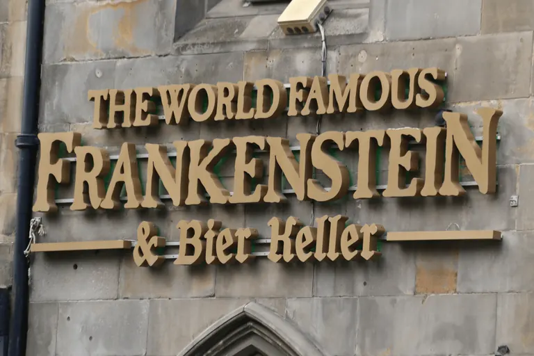 Frankenstein Bier Keller 的外墙招牌。