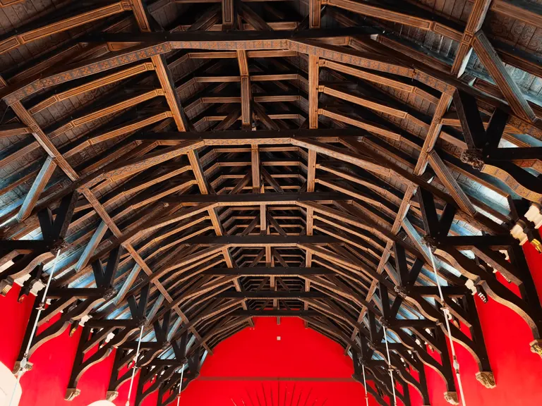 Great Hall 内完整的 hammerbeam 木构屋顶。