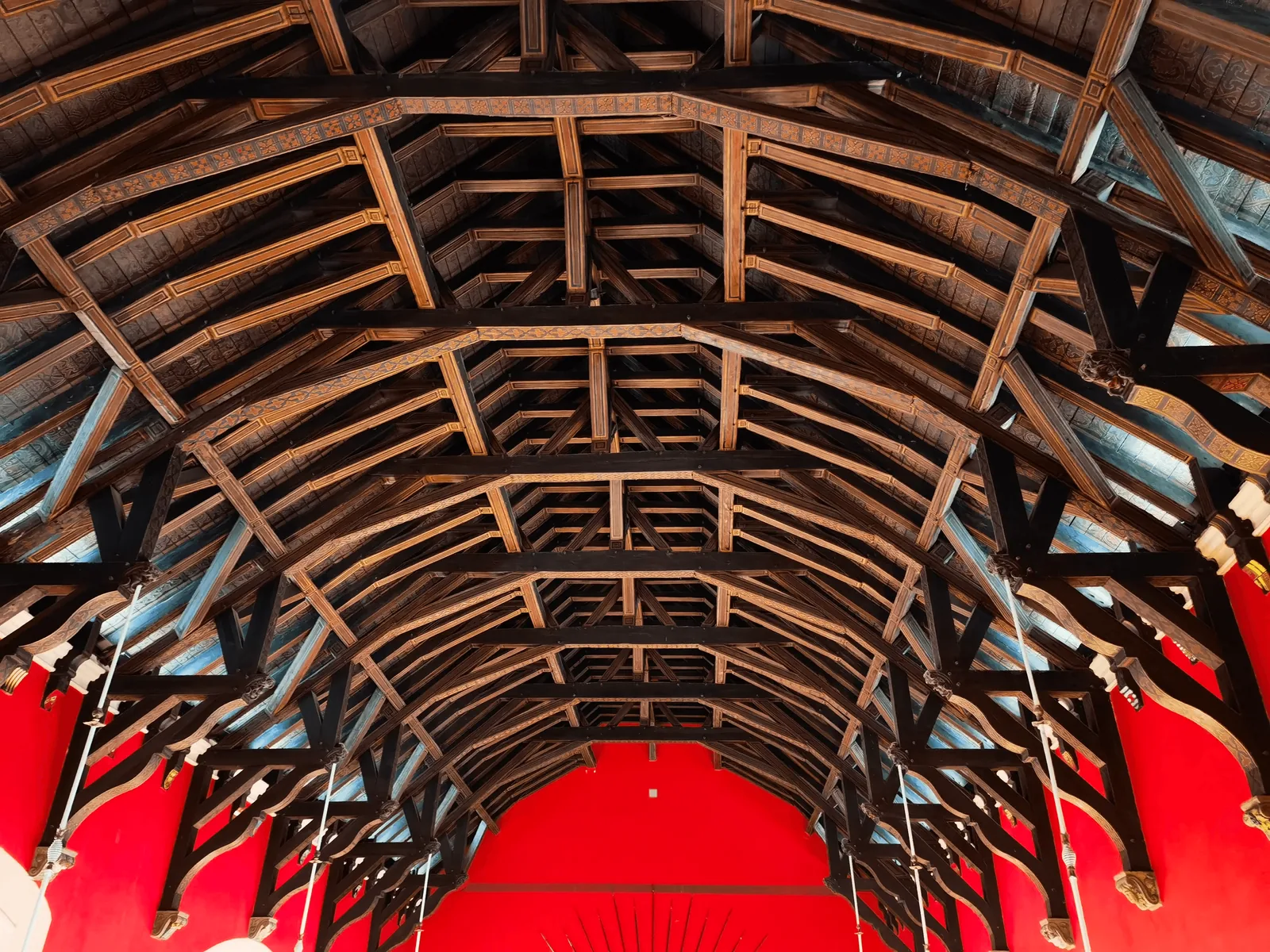 Great Hall 内完整的 hammerbeam 木构屋顶。