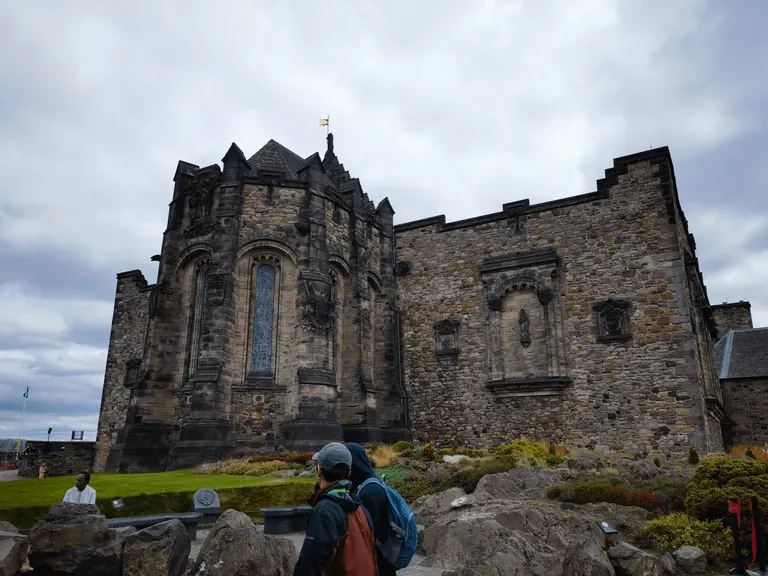 Scottish National War Memorial 的石砌外墙、高窗与庭院花园。