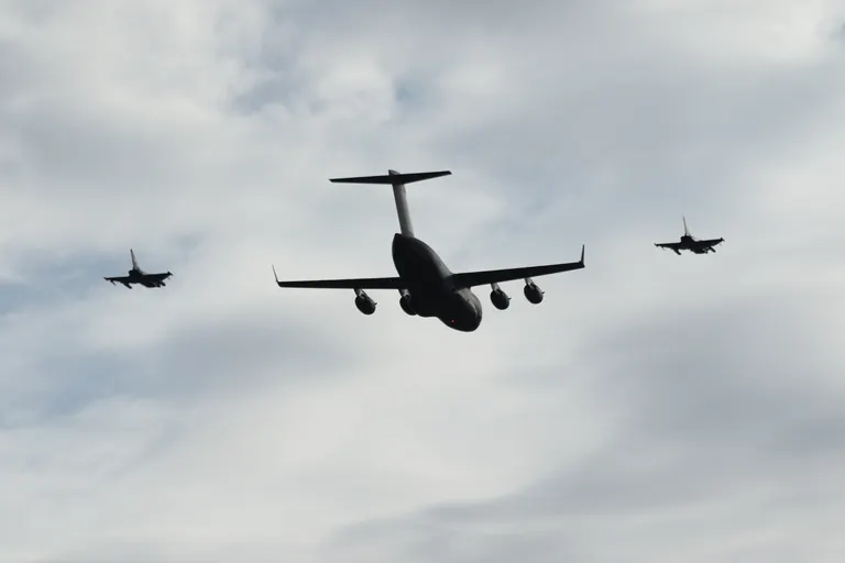 C-17 与两架 Typhoon 编队的另一帧。
