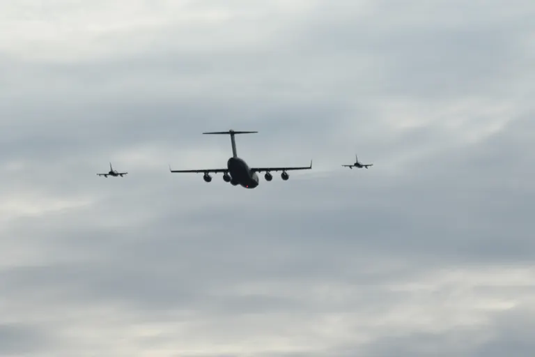 C-17 与两架 Typhoon 从后方远离 Calton Hill。