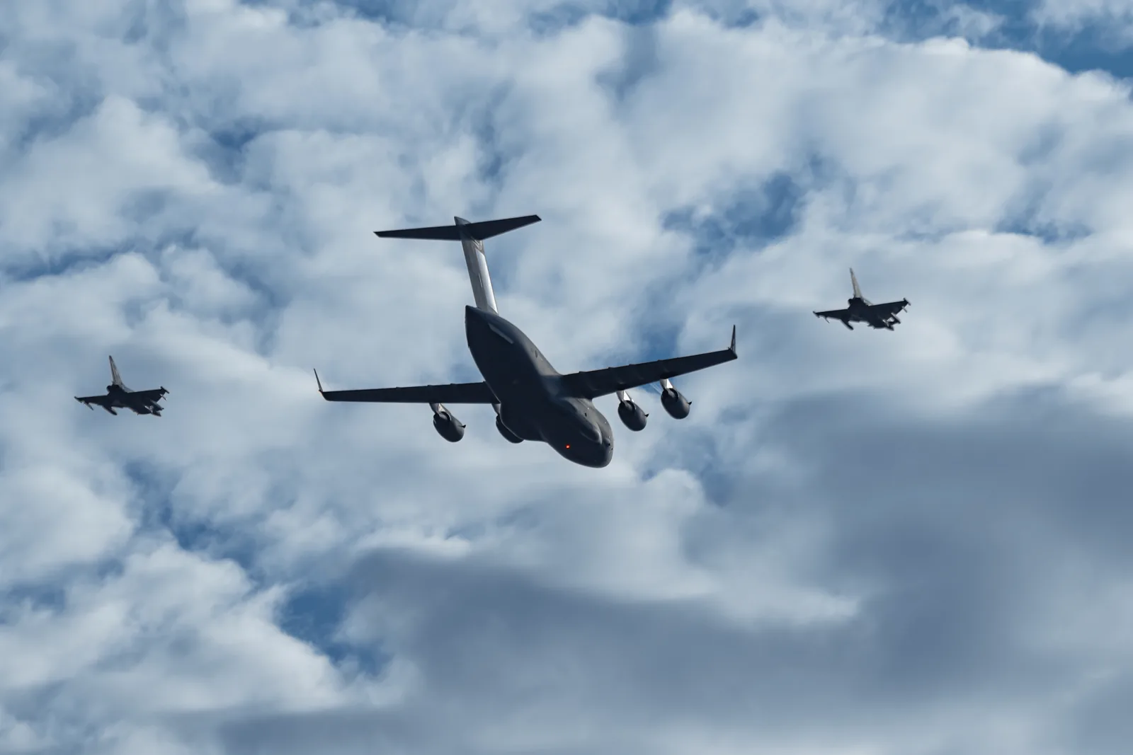 C-17 与两架 Typhoon 在云层下的另一张精调全画幅照片。