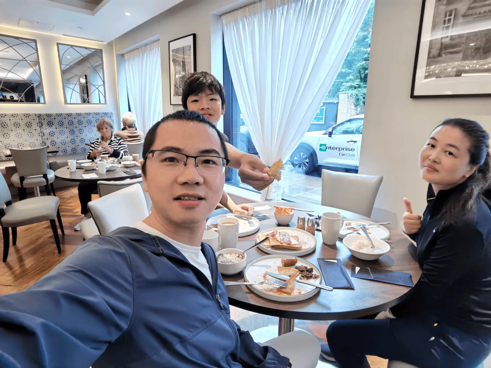 旅程最后一个早晨的家庭早餐自拍