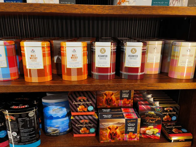 机场商店货架上的瓶装与盒装食品。