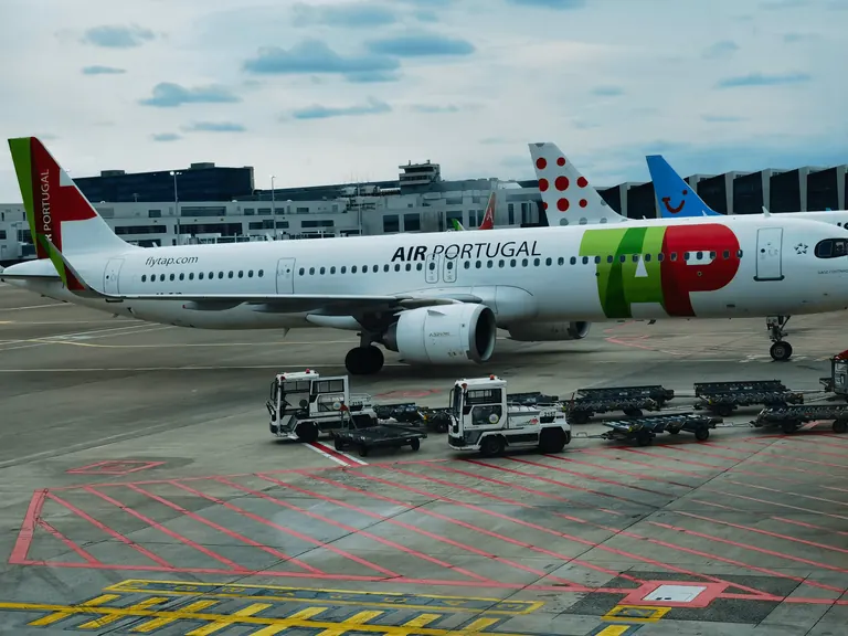 停机坪上停靠的 Aer Lingus 涂装客机全景。