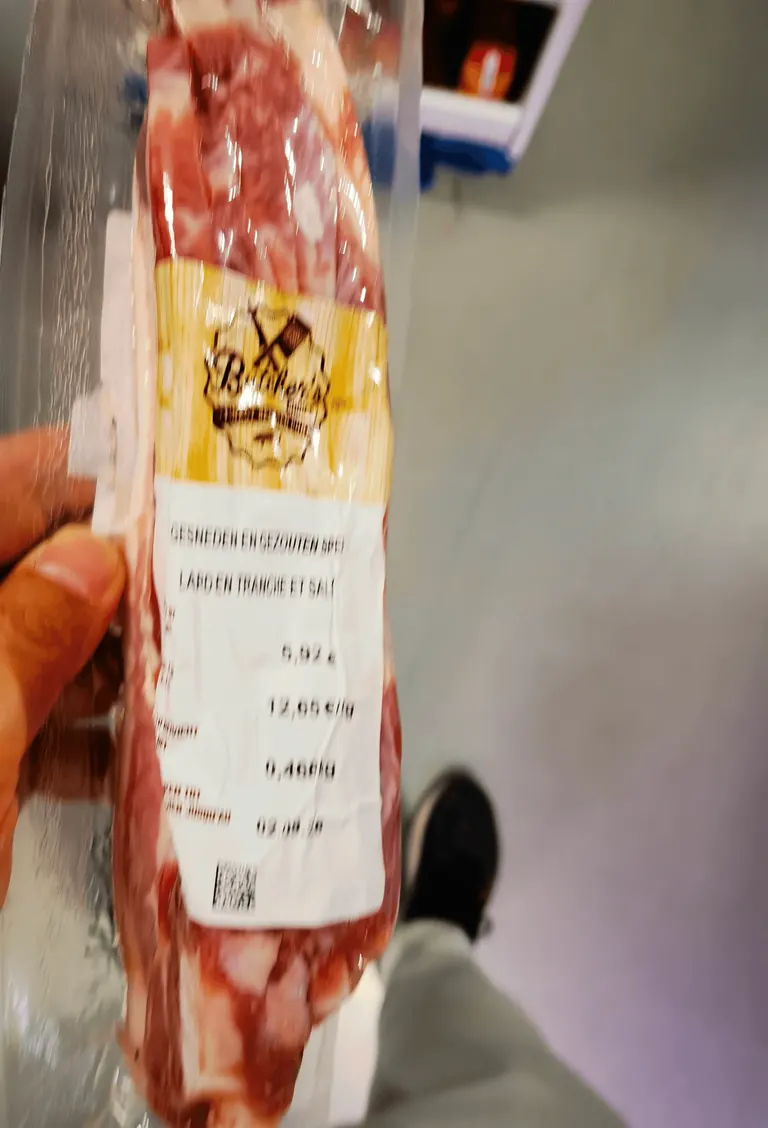 手中展示的一包烟熏腌肉丁。