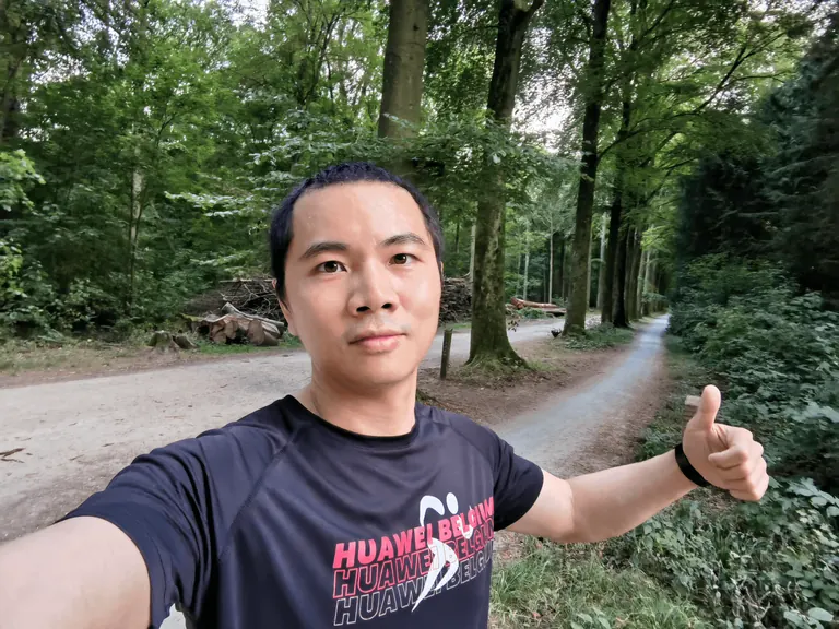 暮色中,Martin 在家门口林道跑步自拍。