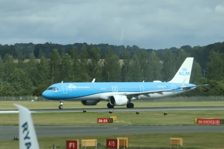 KLM 涂装客机在跑道区域滑行。