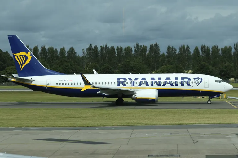 Ryanair 涂装客机在跑道区域滑行。