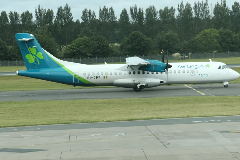 Aer Lingus 涂装涡桨客机在跑道区域滑行。