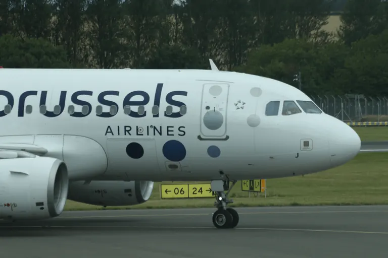 Brussels Airlines 涂装客机机头近景,背景可见另一架客机。