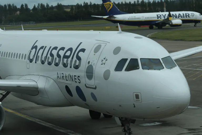 Brussels Airlines 客机机头与远处的 Ryanair 客机同框。