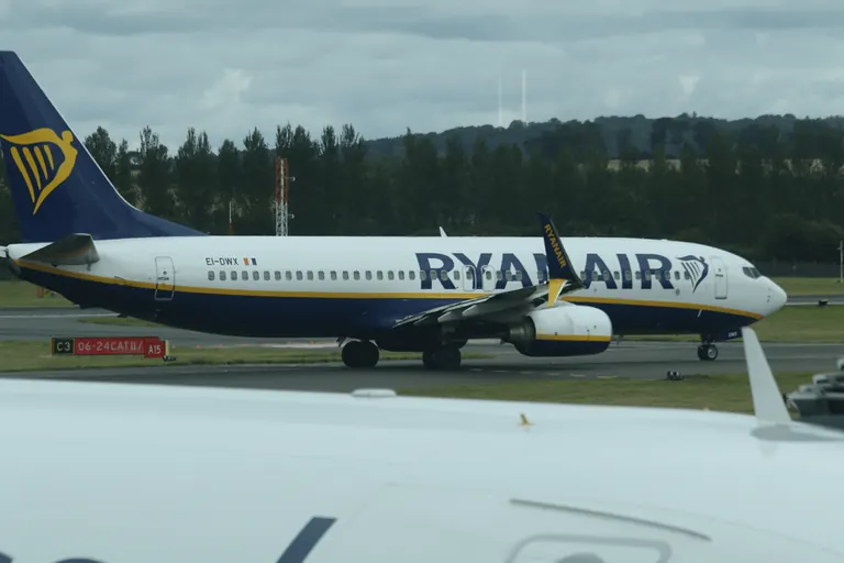Ryanair 客机侧影,前景横过一段机翼。