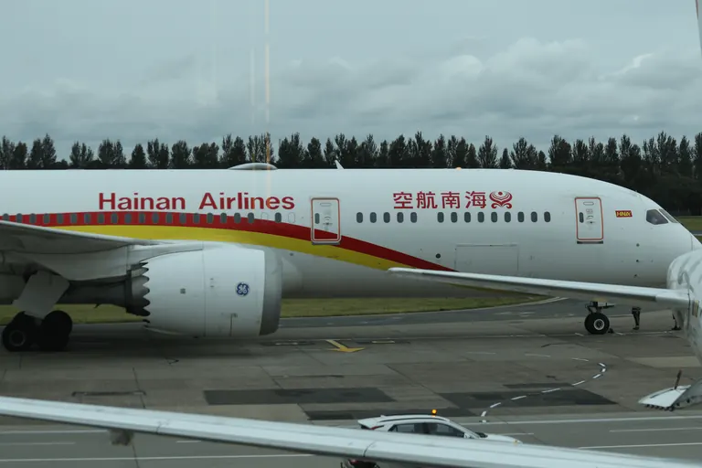 Hainan Airlines 涂装客机在停机坪滑行。