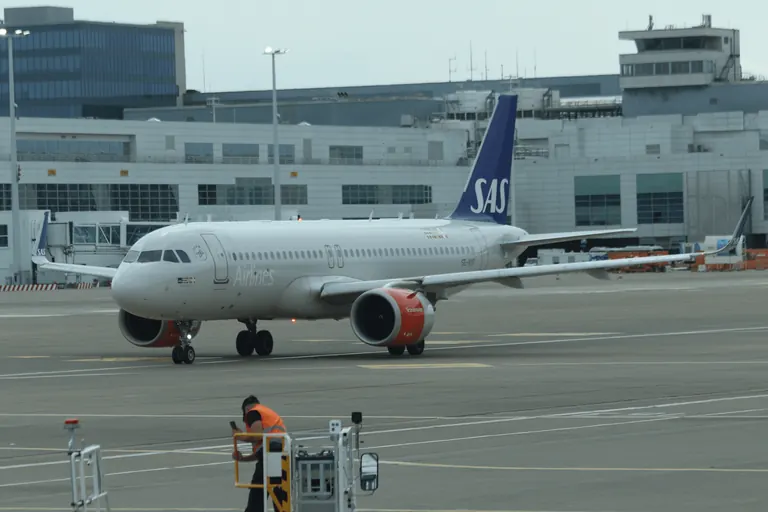 SAS 涂装客机在停机坪滑行。