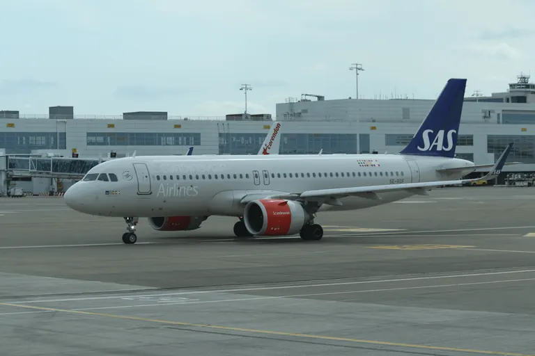 TAP Air Portugal 客机后机身与舷窗近景。